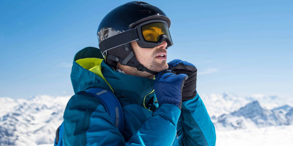 Sciare in sicurezza: ecco perché è obbligatorio il casco sulle piste da sci