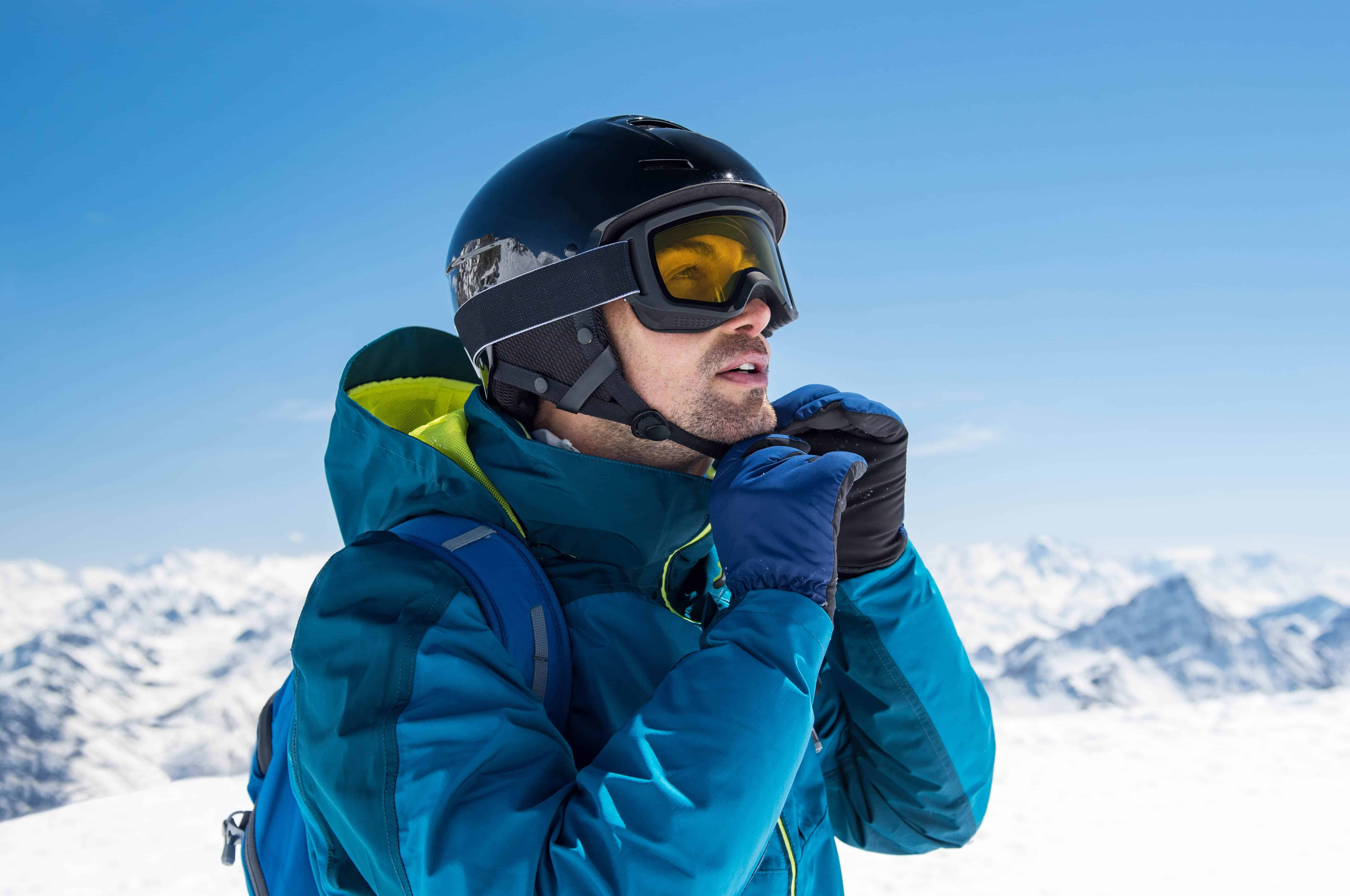 Sciare in sicurezza: ecco perché è obbligatorio il casco sulle piste da sci